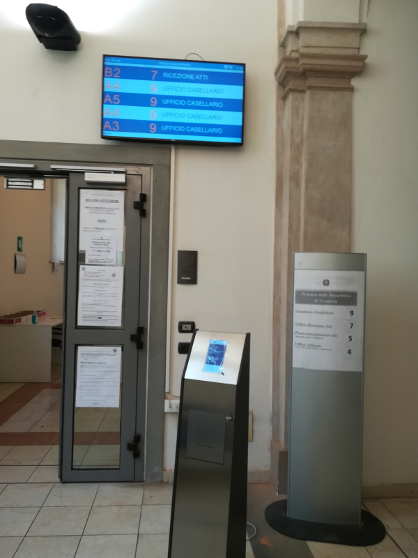  Eliminacode con visore sala aspetto e totem 6 servizi installato procura repubblica Cremona
